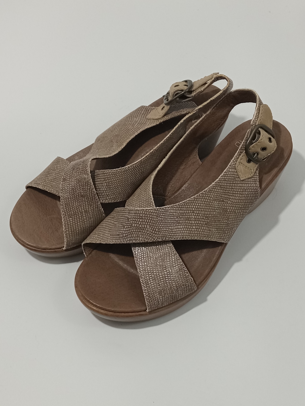 🛑 SOLD Dansko Jacinda Sling Back Crisscross Strap Sandal Taupe Snake Print